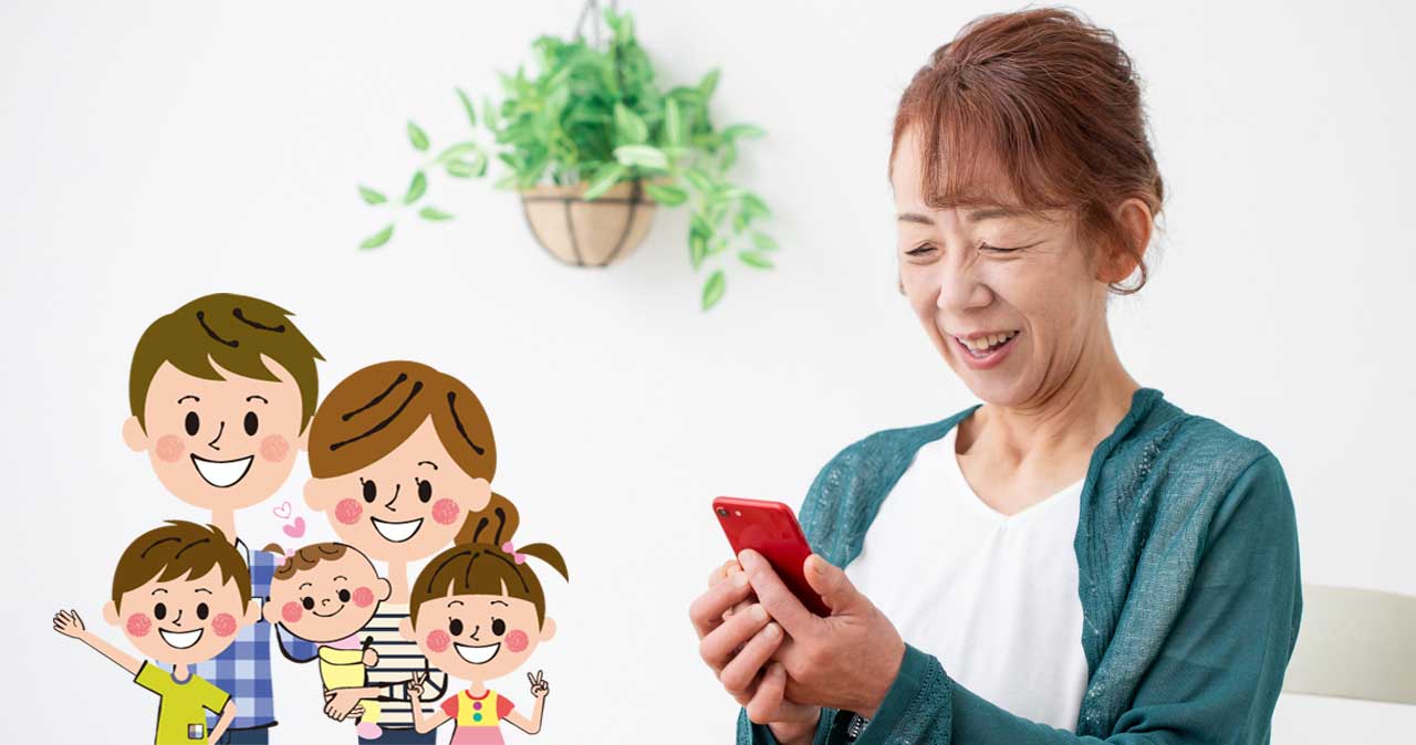 修理で治ったiPhoneを操作する女性